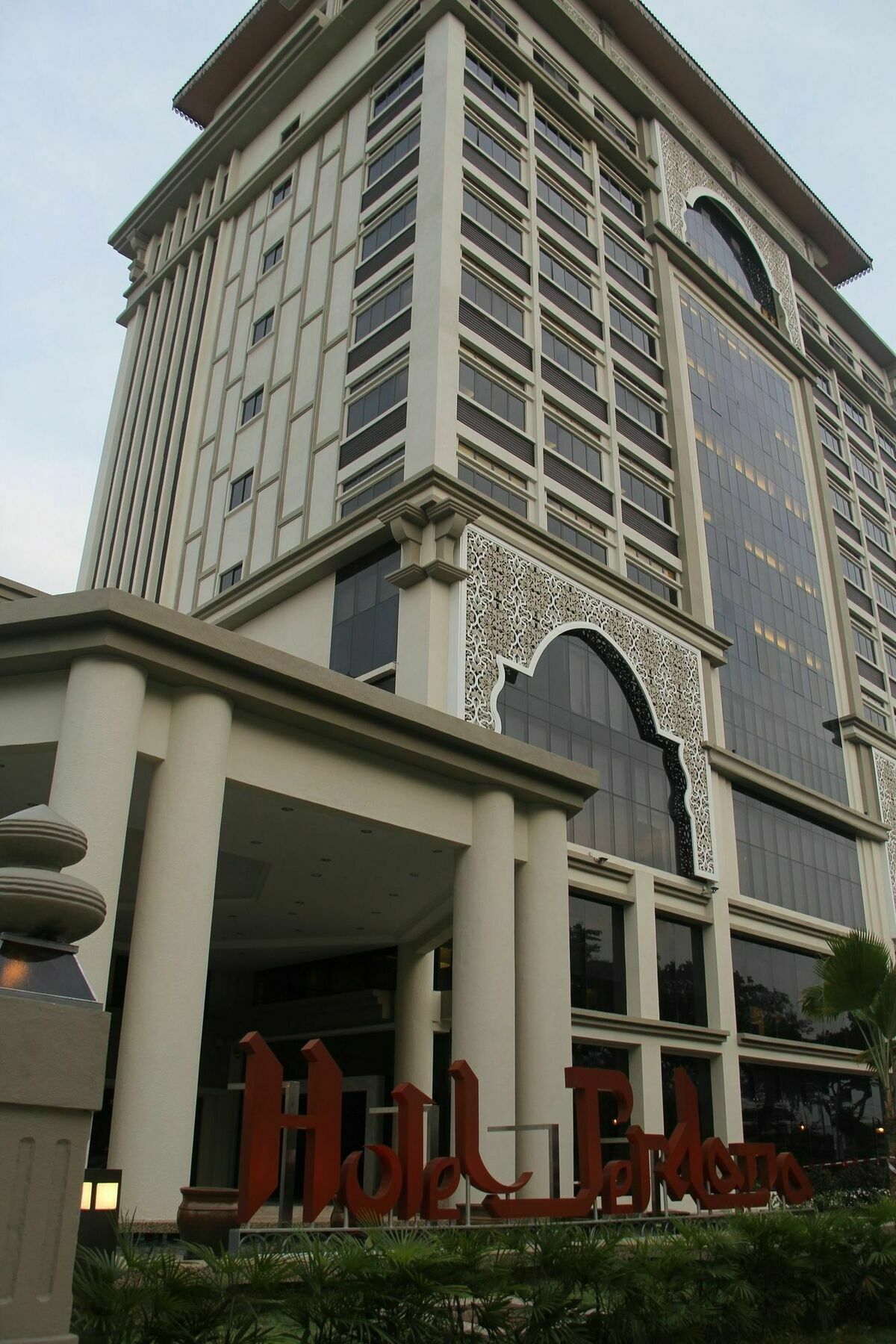 ホテル ペルダナ コタ バル コタバル エクステリア 写真